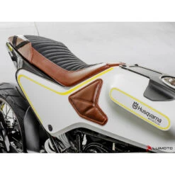 Luimoto 18021101 Vintage Classic Rider Seat Cover For Husqvarna Vitpilen 401 (18-19) 16 Luimoto 18021101 Vintage Classic Rider Seat Cover For Husqvarna Vitpilen 401 (18-19) -Motorcycle Gear Shop luimoto 18021101 vintage classic rider seat cover image6 1